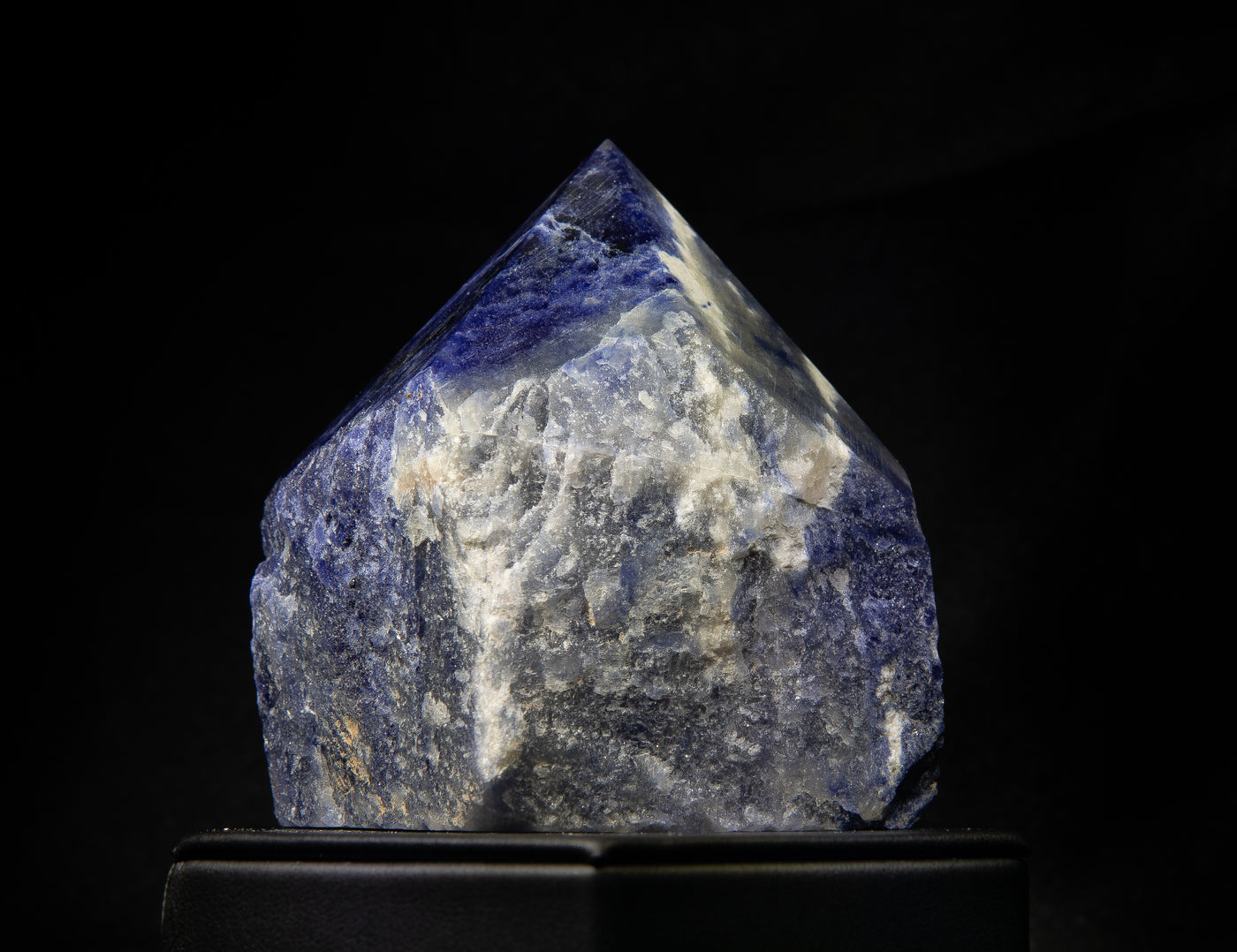Blue Sodalite Top Point 316 g 3.5x3in 017
