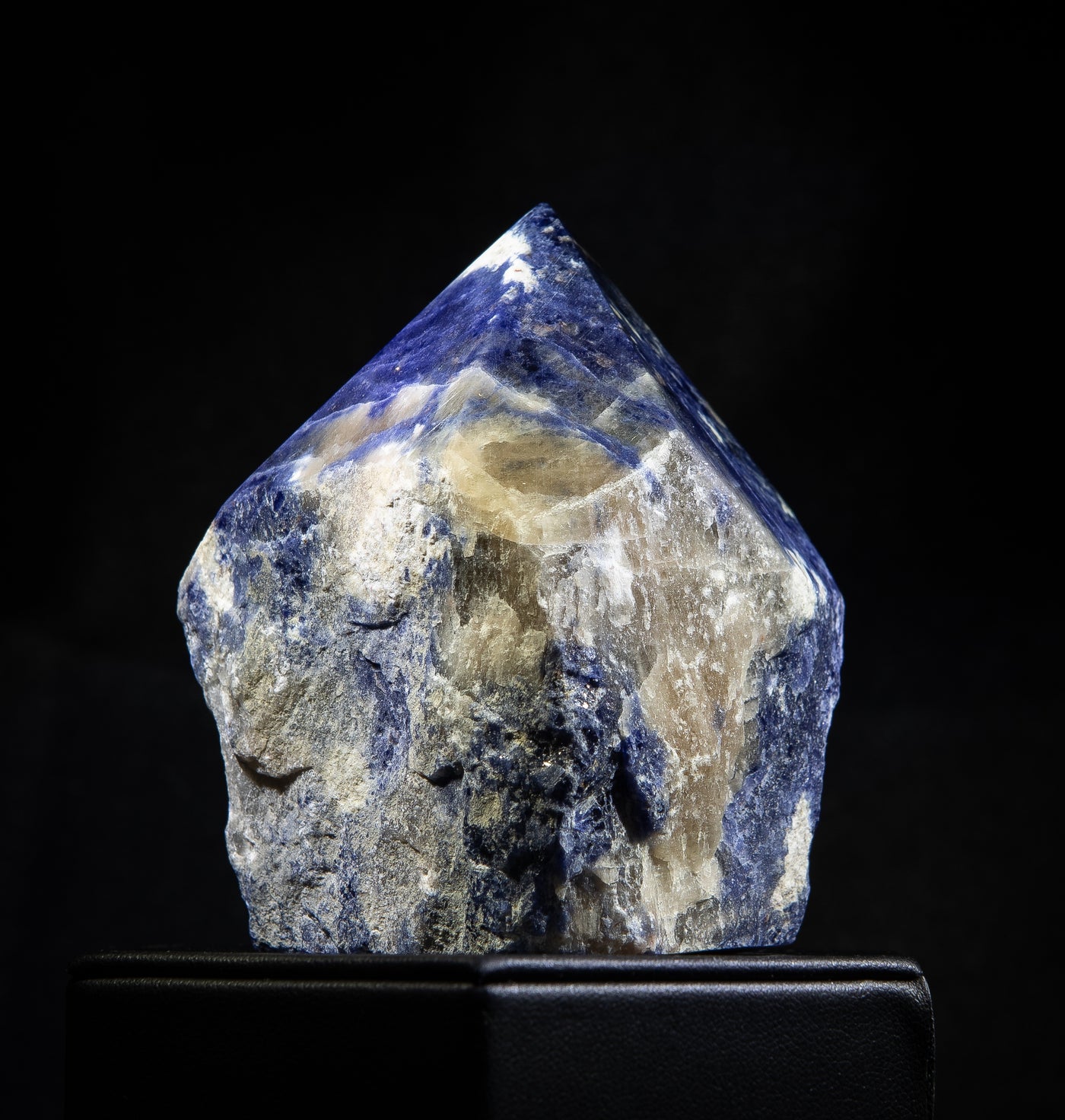 Blue Sodalite Top Point 368 g 3.5x2in 019