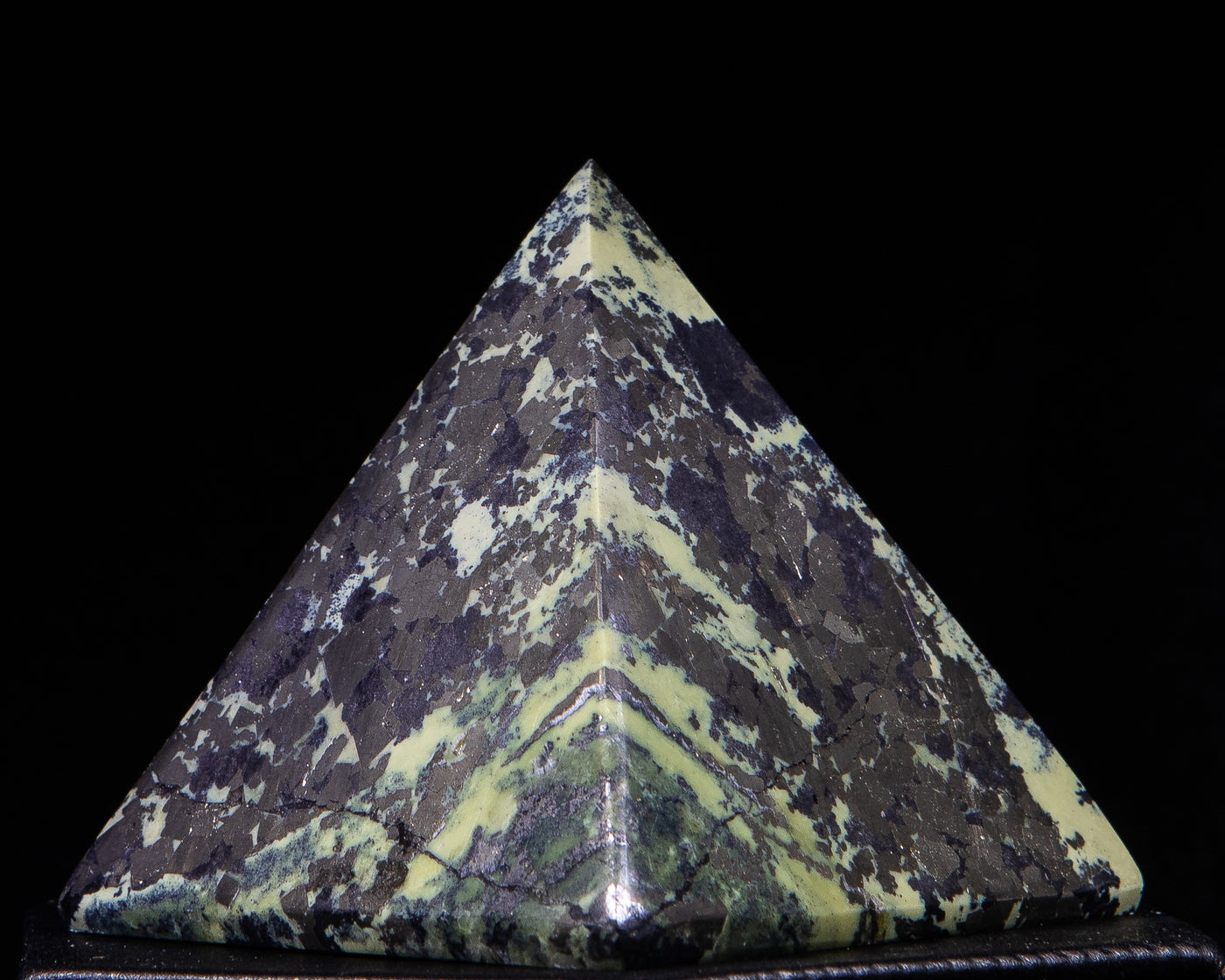 052 Serpentine Pyramid 328 g 2.5x3.25in