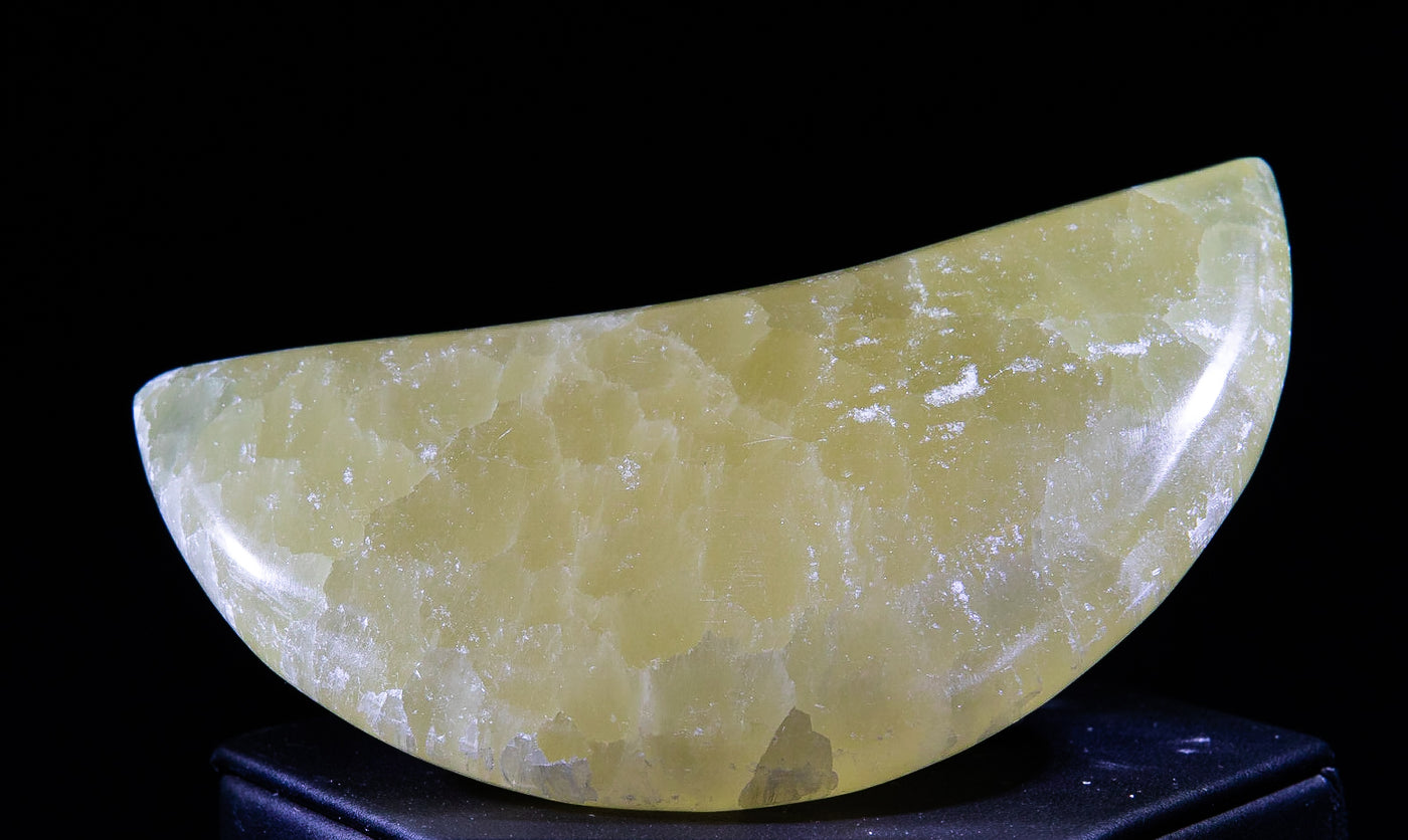 120 Lemon Calcite Crescent Moon 200 g 4x2in