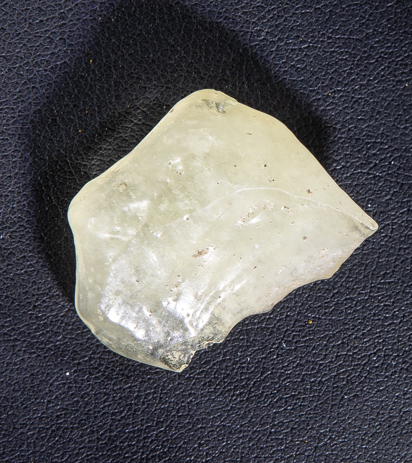 348 Libyan Desert Glass 5.7 g 2.9 x 2 cm