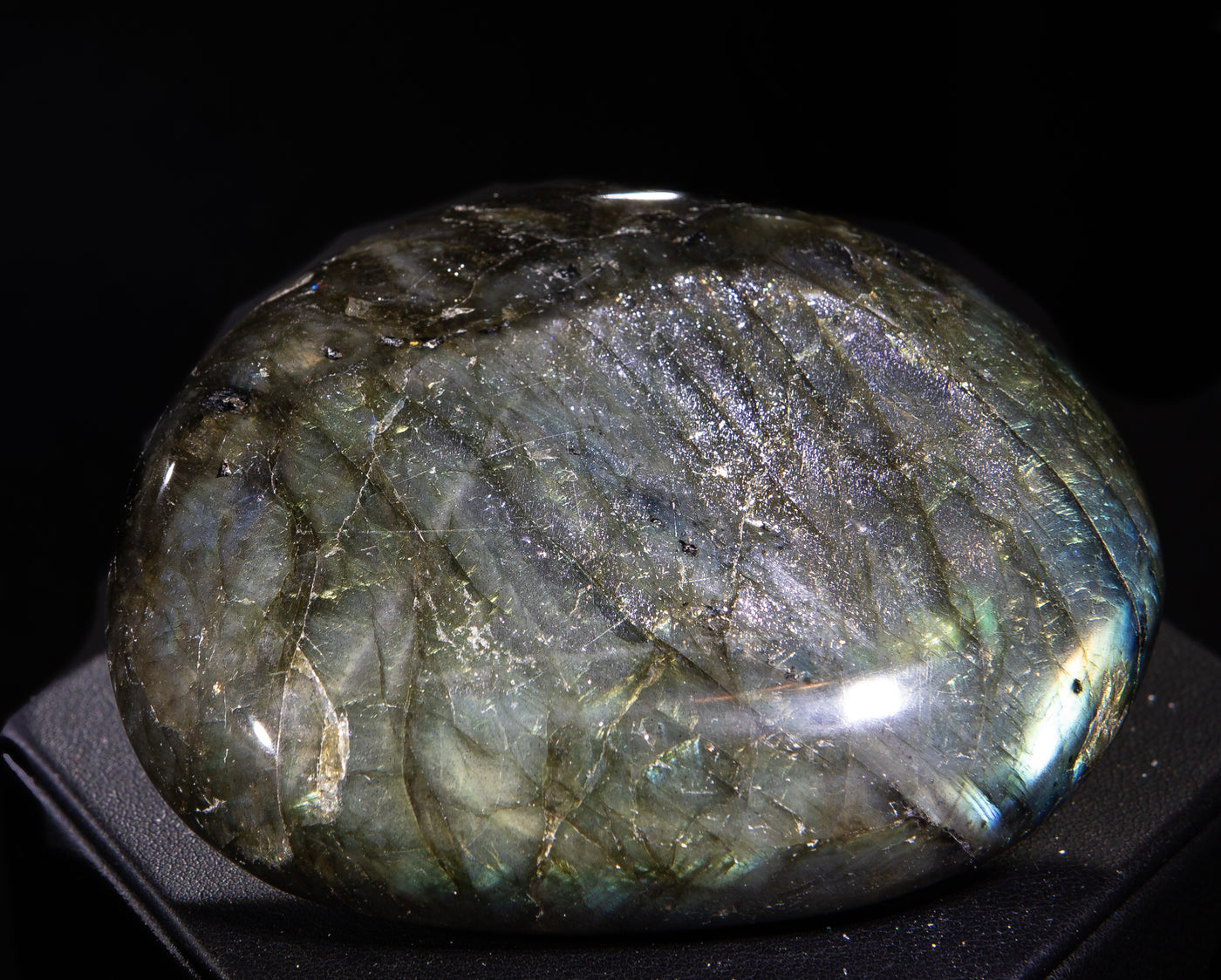 385 Labradorite Palm Stone 204 g 2.5 x 3 in